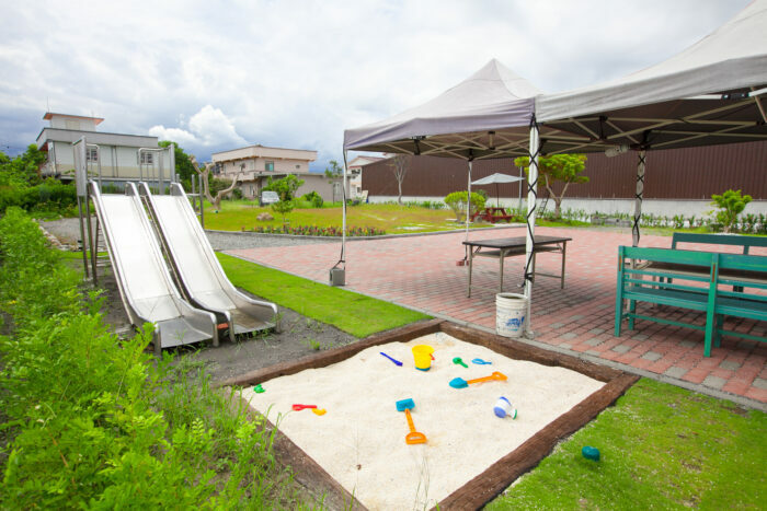 宜蘭羅東親子民宿推薦，渾然居原木庭園民宿戶外遊戲場