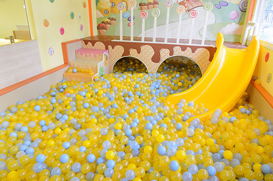 聖誕節親子餐廳推薦，Fun Cafe 親子餐廳球池