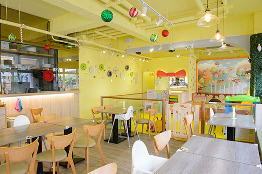 聖誕節親子餐廳推薦，Fun Cafe 親子餐廳店用餐區域