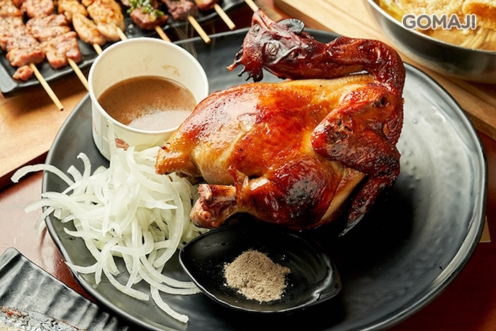 將雞肉一塊一塊撕下，精華肉汁與香氣瞬間爆發