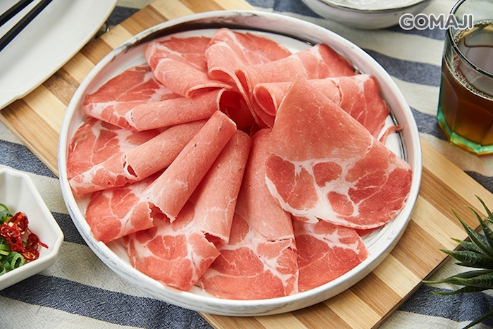 片片厚實的豬肉輕涮幾下就能入口