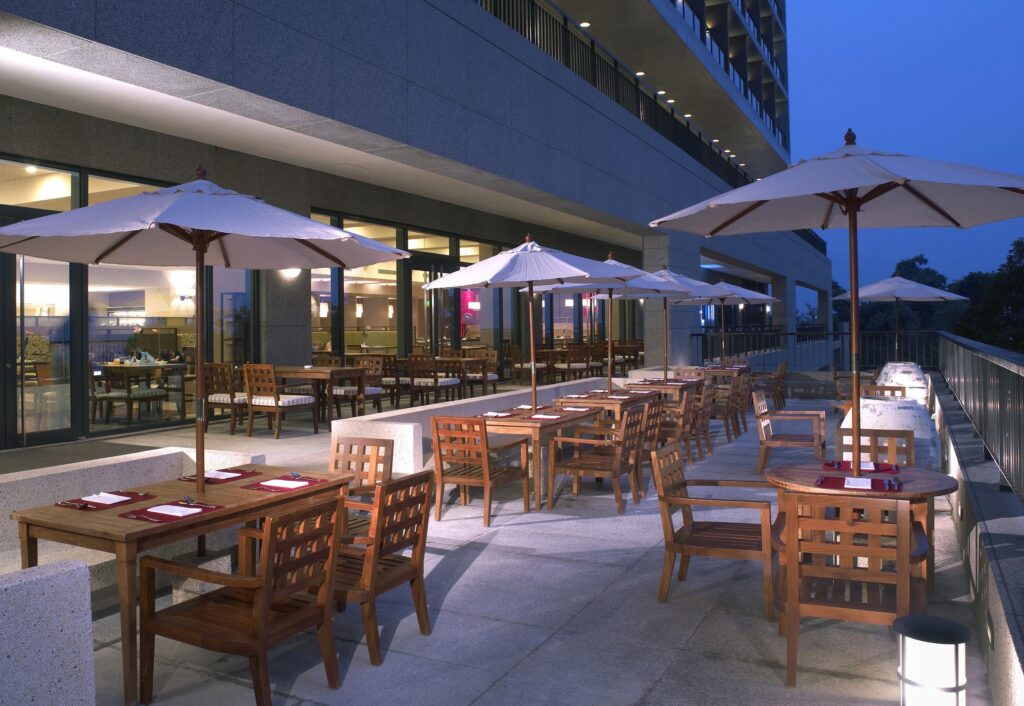 日月潭頂級住宿推薦，雲品溫泉飯店丹彤自助餐廳戶外用餐區