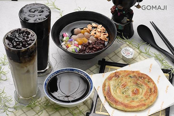 主打純手工悉心熬煮的烏黑仙草甜品