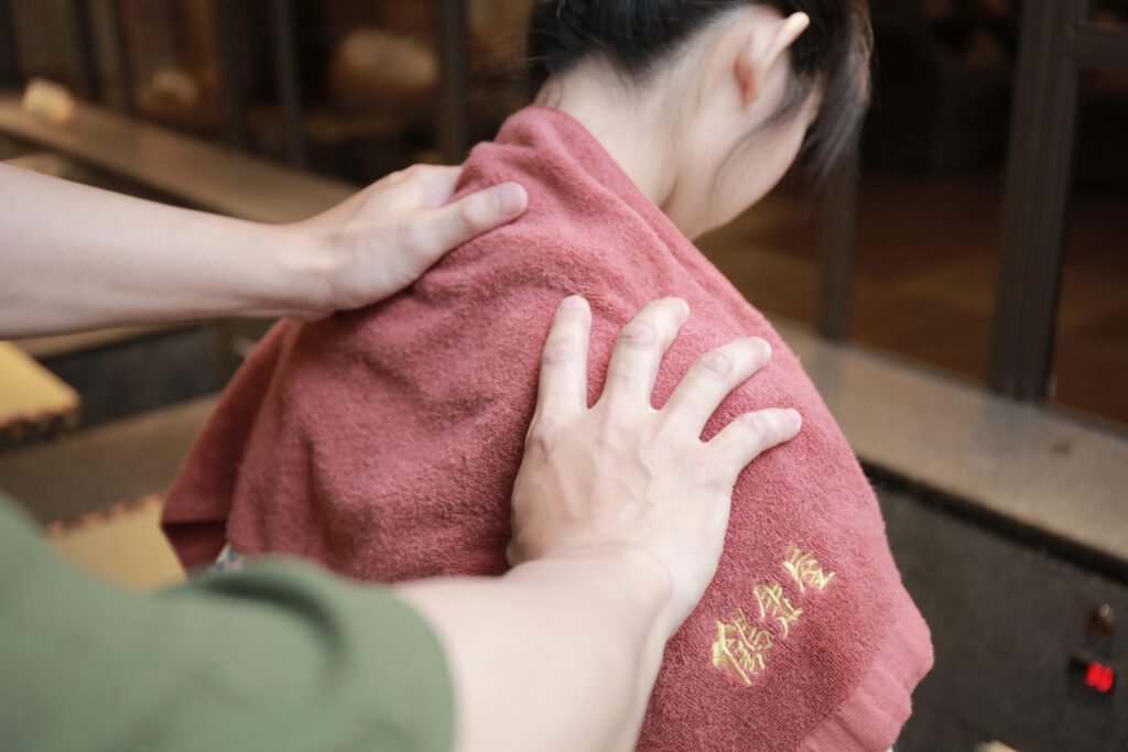 貴婦級台中按摩推薦,鶴康屋足體養生會館肩頸按摩