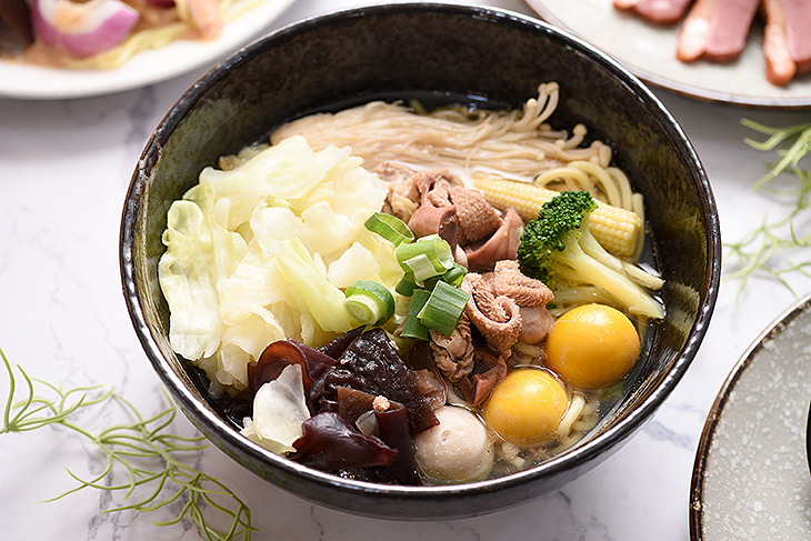 新竹城隍廟美食推薦，美味特調鹽水雞原味什錦雞湯麵