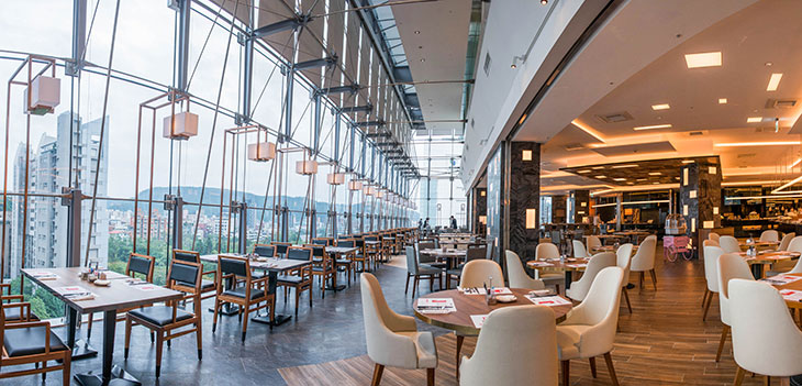 漢來海港吃到飽餐廳用餐環境十分寬敞舒適