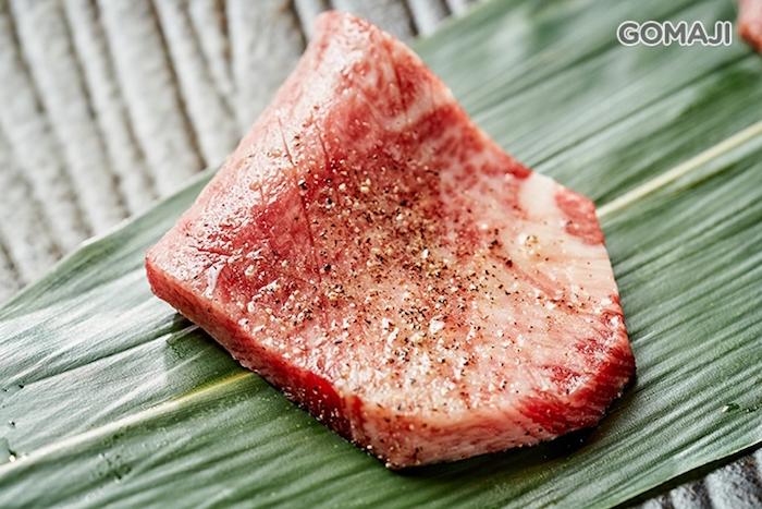 選用美國和牛舌根的部位,此部位油脂均勻、肥瘦得宜,燒烤後漫佈在口中的細緻油花,以及軟中帶脆的彈性口感。