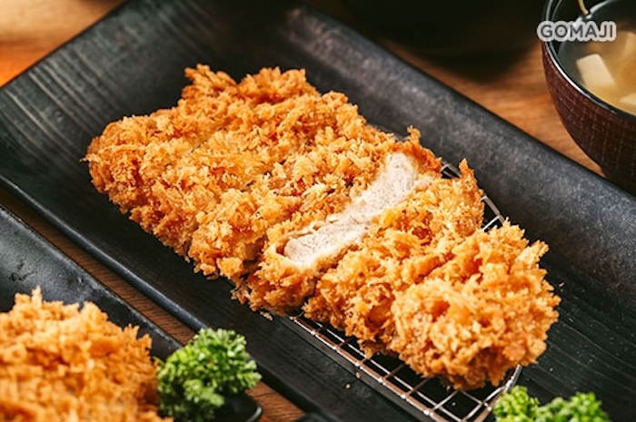 選用熟成豬中的里脊肉,肌肉纖維和脂肪分布勻稱,裹在不吸收油脂、具有澄油效果的特製麵包粉中,炸出酥香氣息,保留了豬肉原有的美味。