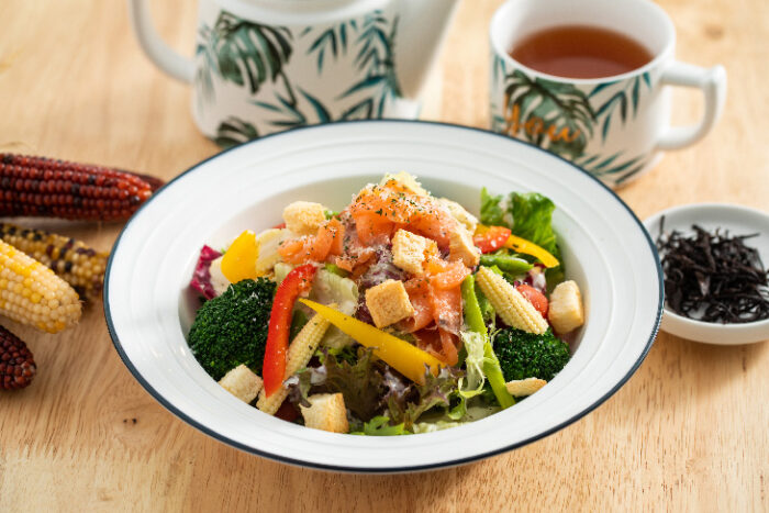 大同區美食推薦,初COFFEE&PASTA的凱薩鮭魚沙拉