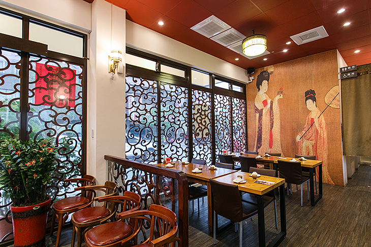 喜粵港式餐廳座位的採光非常好，很明亮，整體用餐環境，讓人感覺舒服、無壓迫感