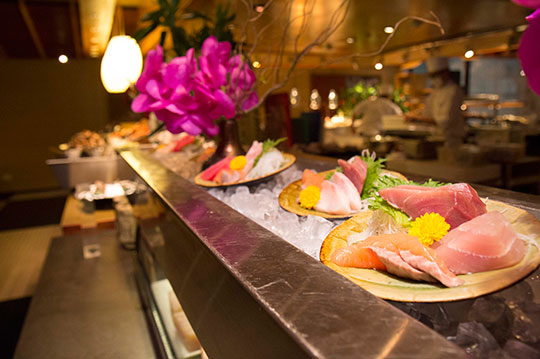 台北君悅酒店生魚片點餐完後,會由師父直接在板前料理,然後端出細緻的生魚片盤。