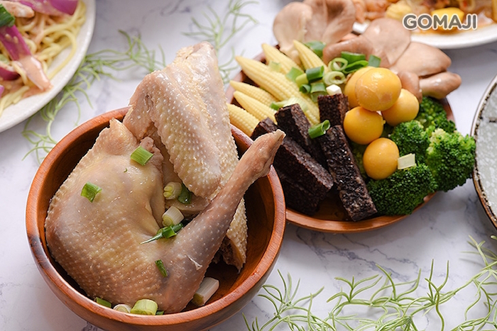 美味特調鹽水雞的1號餐（半隻雞＋5樣雞配件）讓你吃得好滿足