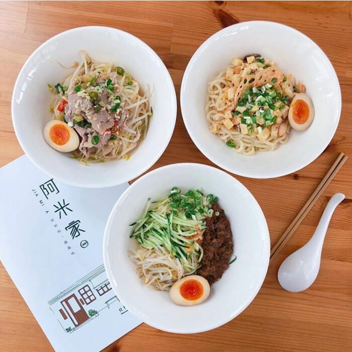 以美麗的白色貨櫃屋與香麻川味聞名的 八德美食 ，阿米家-Jia-Mia-青麻拌麵