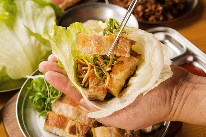 生菜包肉是可以道地品嘗韓式烤肉美味的方法之一