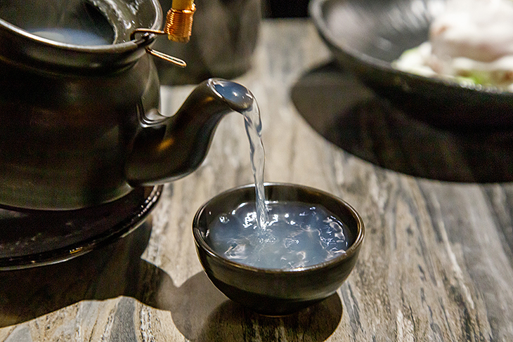 藝奇 新日本料理每季變換的土瓶蒸湯品，目前是蒜味活蜆土瓶蒸