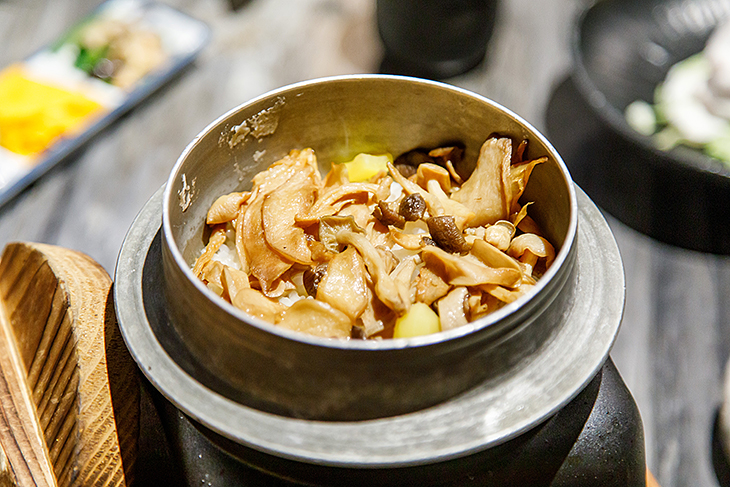 藝奇新日本料理的蕈菇釜飯