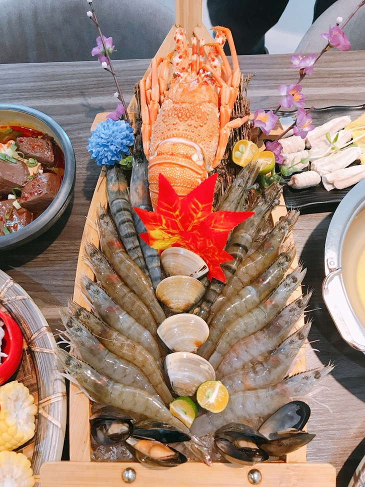 台南火鍋推薦 ：丞恬鍋物霸氣龍蝦海鮮大船