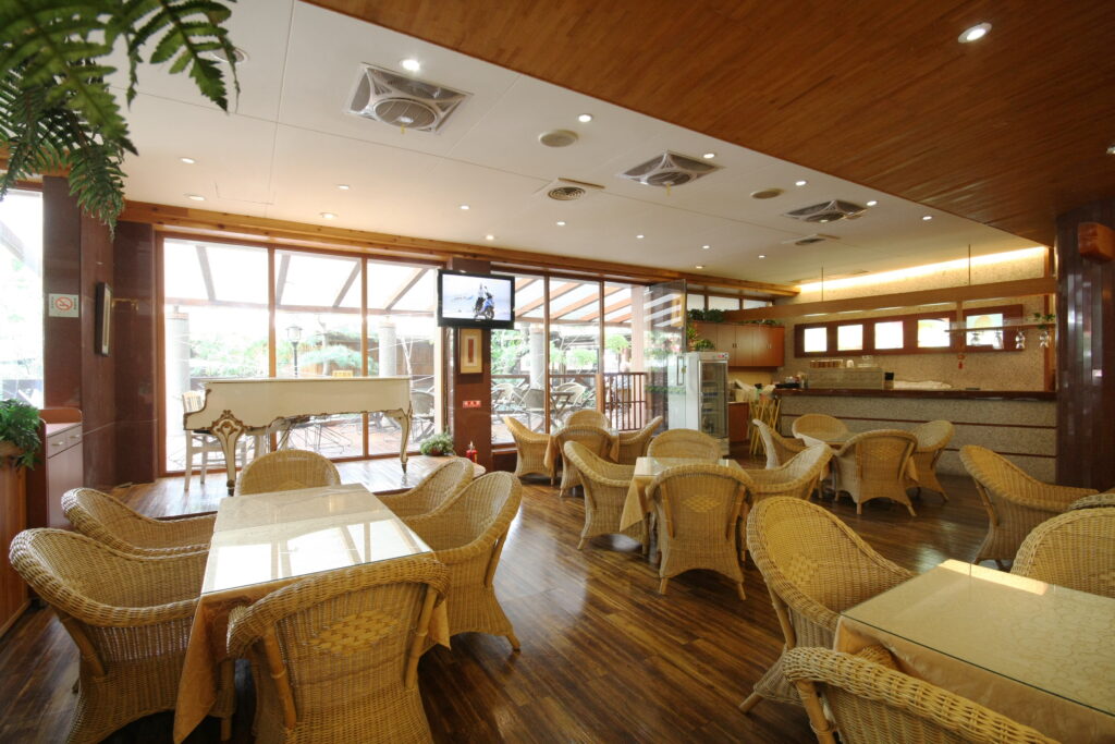 谷關溫泉飯店 餐廳介紹：老饕咖啡廳用餐環境