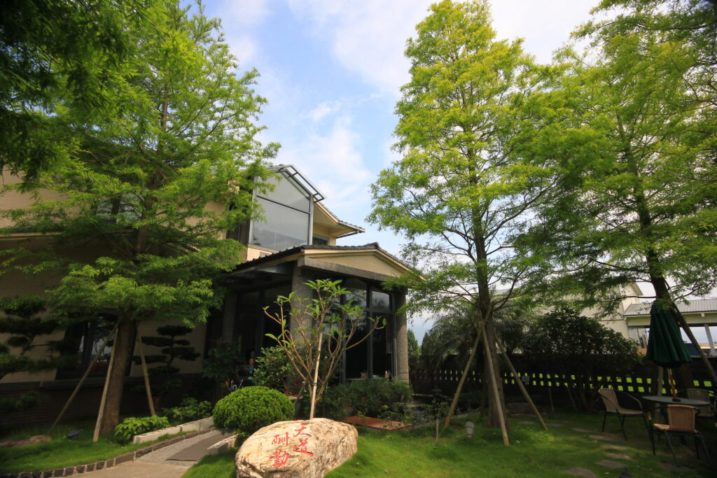 波卡拉渡假會館 被翠綠田野圍繞