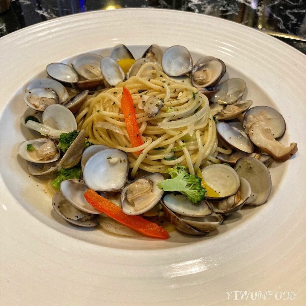 13 Bistro & Bar 
