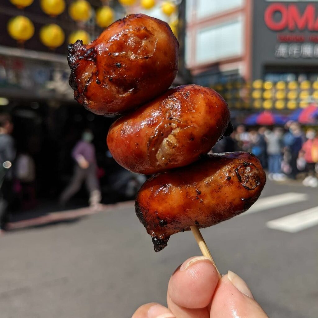 世盛一口吃香腸