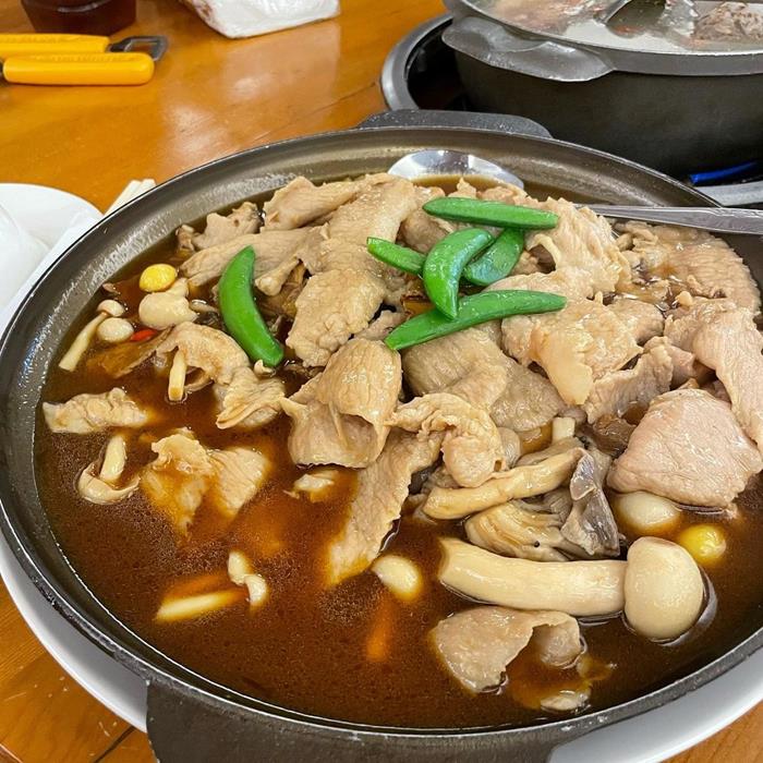 餐廳供應非常出色的雞肉料理,色香味俱全