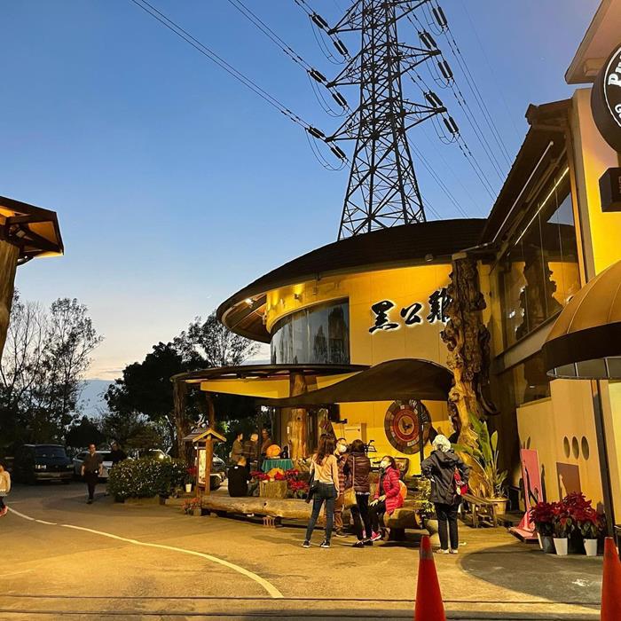 黑公雞風味造型相當特別,圓盤狀的雙層建築,以巨大的檜木撐起