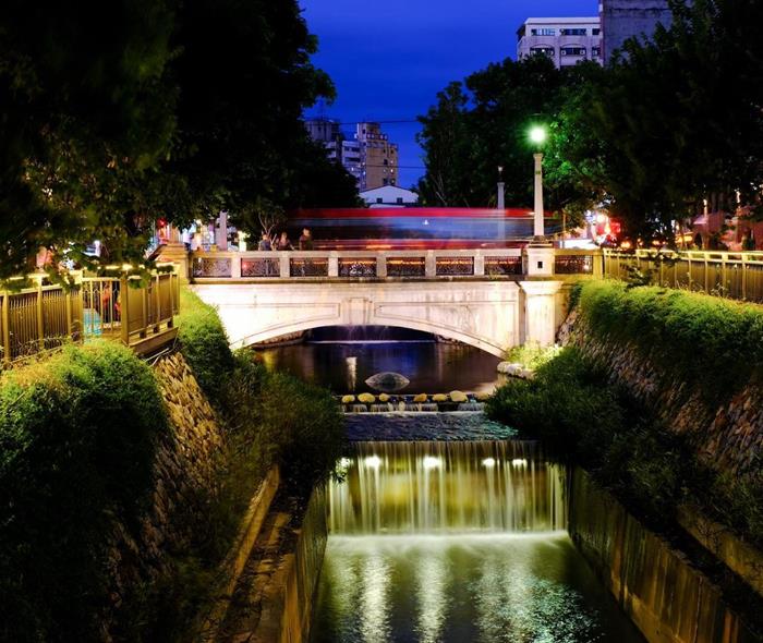 綠川在夜晚特別浪漫，黑暗的溪流在燈光的照耀下閃閃發光，恍若星空