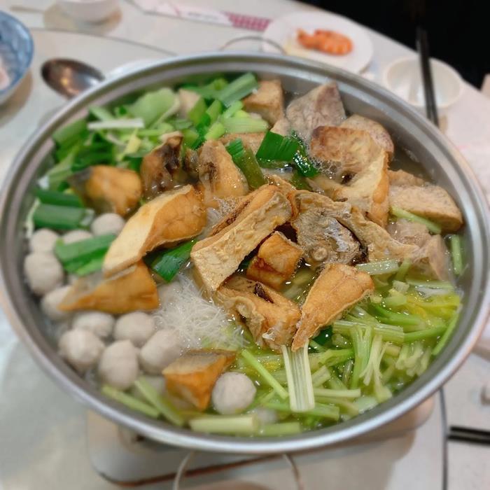 白鯧和芋頭搭配蒜苗和微辣的胡椒迸出的滋味成了千味海鮮餐廳的特色菜