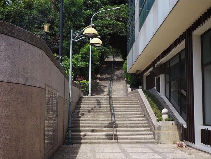 八卦山文學步道起於彰化市立圖書館旁的階梯