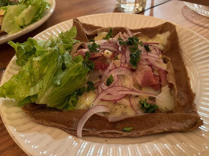 法國可麗餅常常被當成一餐食用，因此也有鹹的口味