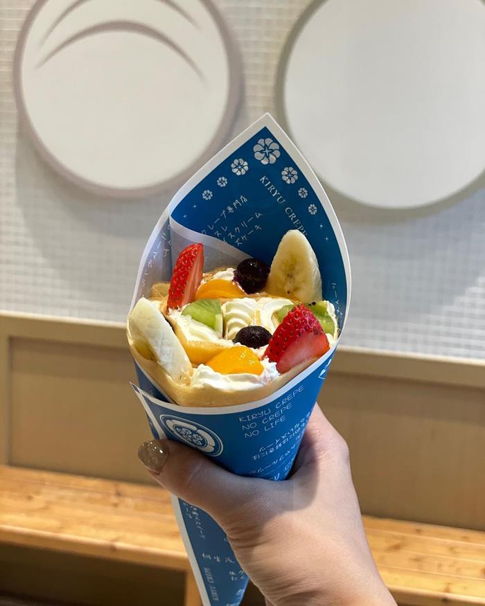 桐生日式可麗餅把新鮮的水果和鮮奶油塞滿了柔軟的可麗餅內