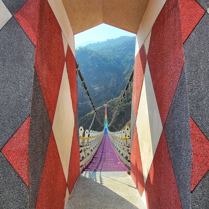 雙龍七彩吊橋