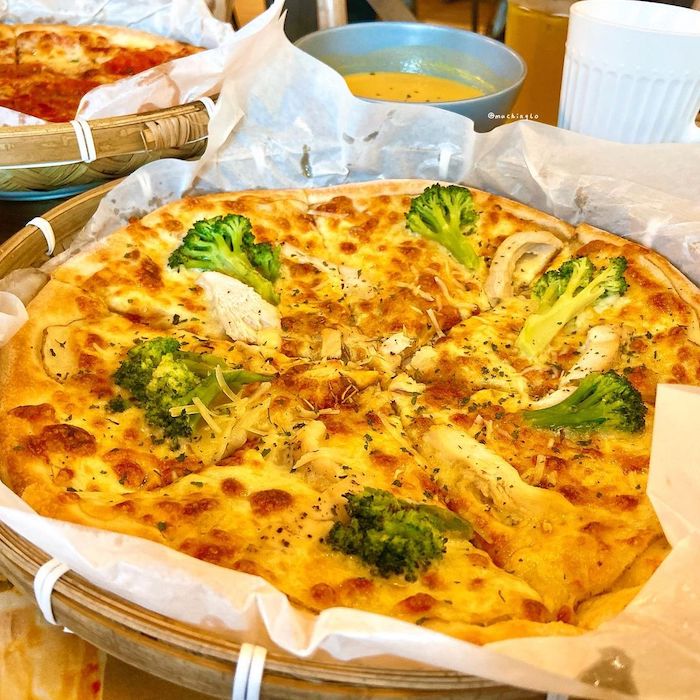 手在比薩 Hand on the pizza