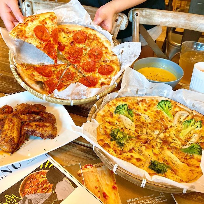 手在比薩 Hand on the pizza