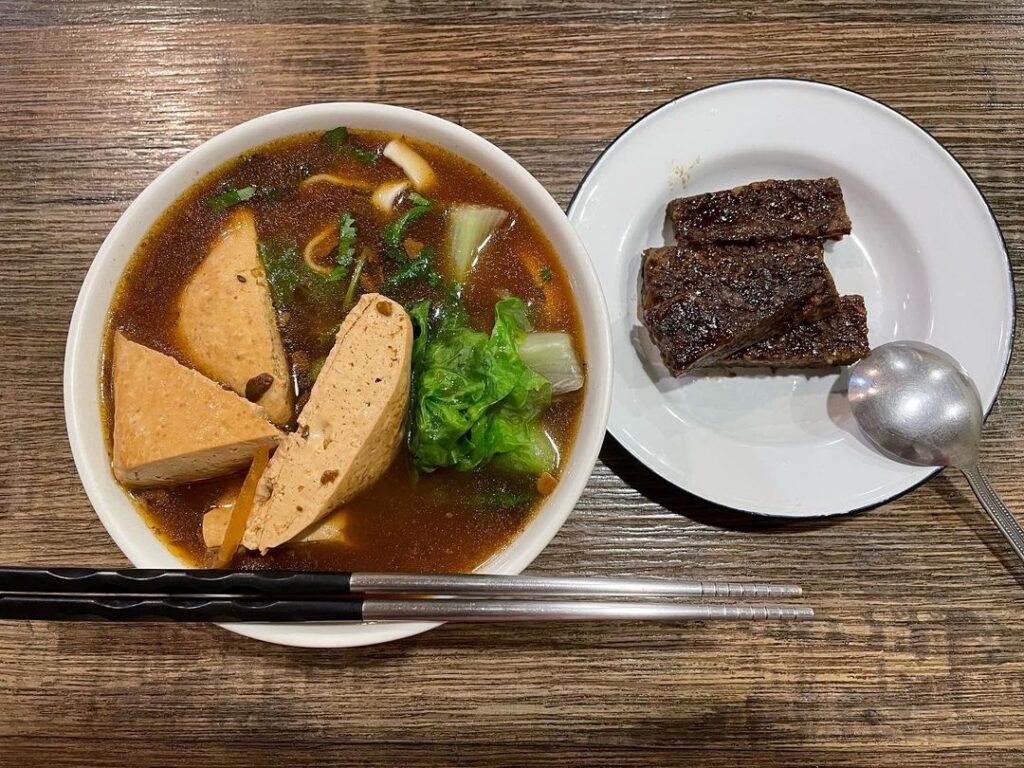東湖素