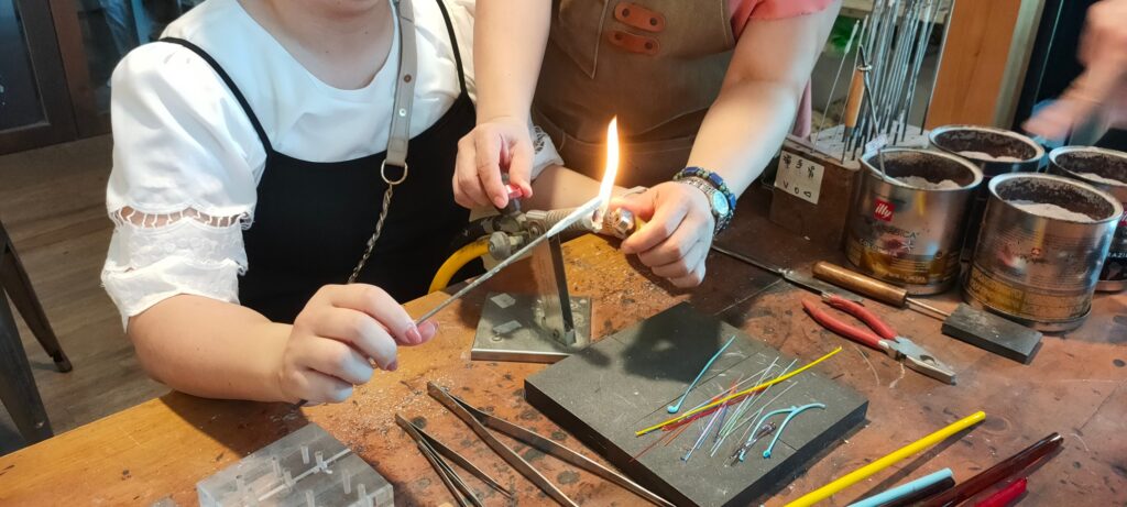在器透廊可體驗1000℃高溫做琉璃珠
