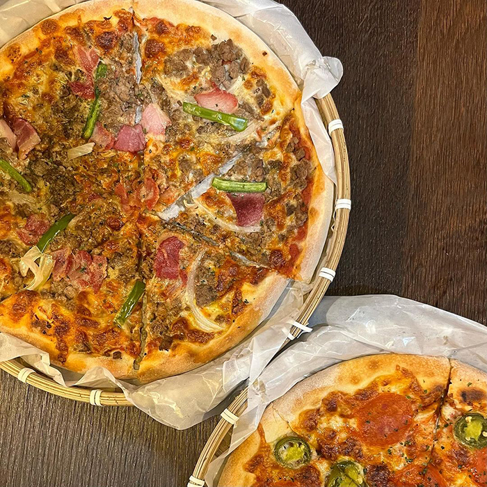 Hand on the pizza 手在比薩