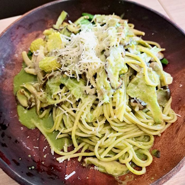 在廚房蔬食早午餐