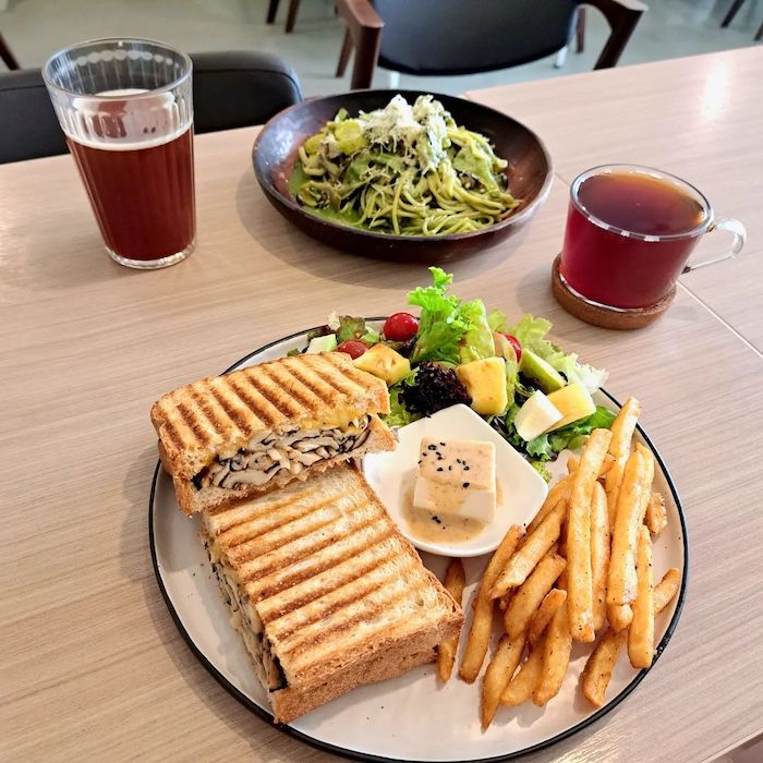 在廚房蔬食早午餐